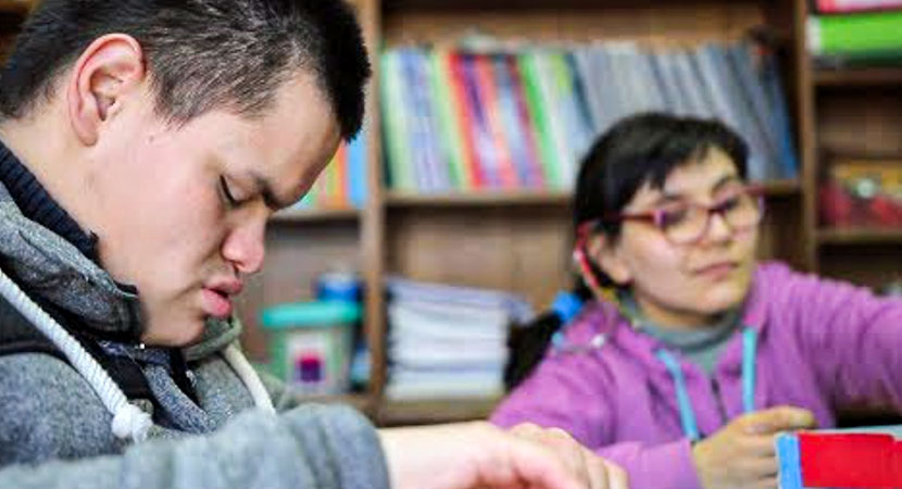 Oscar en una clase en la escuela