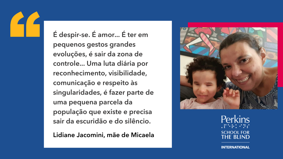 Card em fundo azul. À esquerda um quadro branco com a frase: "É despir-se. É amor… É ter em pequenos gestos grandes evoluções, é sair da zona de controle… Uma luta diária por reconhecimento, visibilidade, comunicação e respeito às singularidades, é fazer parte de uma pequena parcela da população que existe e precisa sair da escuridão e do silêncio." (Lidiane Jacomini, mãe de Micaella). À direita foto de Lidiane Jacomini e Micaella Jacomini, ambas sorrindo.