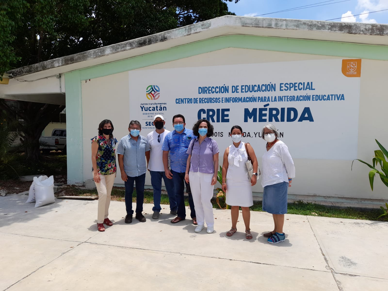 Equipo de Perkins y de la Secretaria de Educacion de Yucatan posan frente a fachada del CRIE Merida