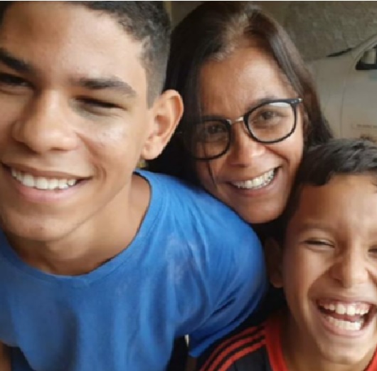 Foto de Joao con su mama y su hermano menor