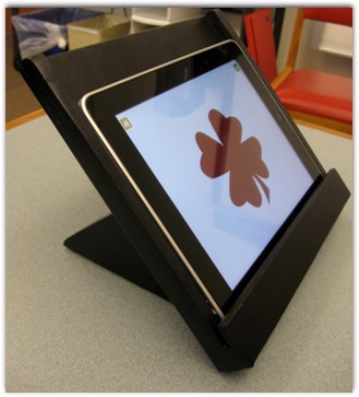 Imagen de un atril negro en el que se encuentra una tablet