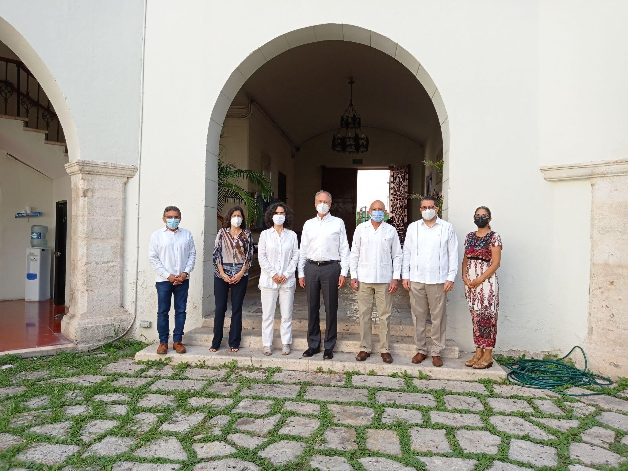 Imagen: grupo de personas: Jesús Valencia, Marta Elena Ramírez, Gloria Rodríguez-Gil, David Power, José de Jesús Williams, Carlos Estrada y Elsa Mues en el edificio de la UADY.