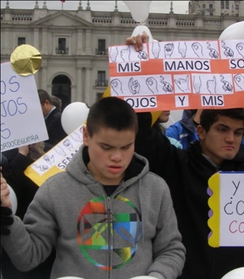 Persona ciega protesta en la calle a favor de la inclusion