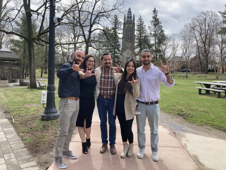 Graduados de nueva generacion de ELPs de America Latina posan a la camara en el campus de Perkins