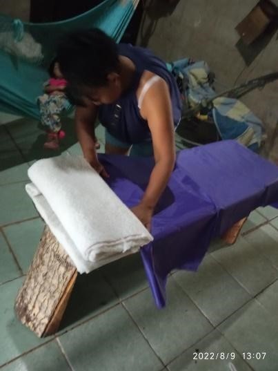 Dona Yolanda, ponendo toallas en la cama adaptada.