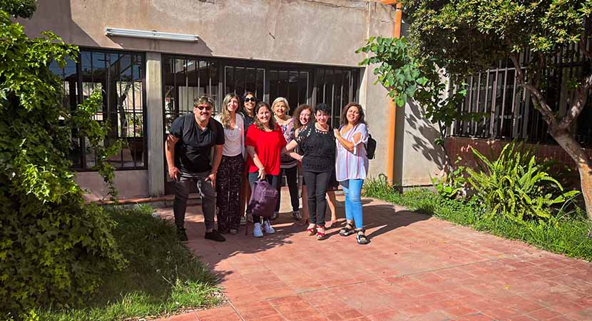 Integrantes de el encuentro de Escuelas Modelo posando en la fachada de la escuela