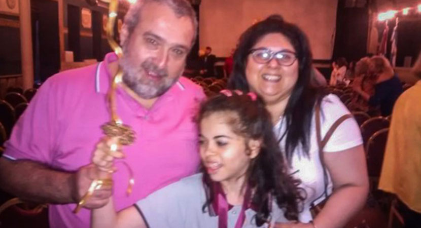 Lucia, la mama y Oscar el papa de Lucia, con ella celebrando su egreso del nivel primario rn la escuela ARENA