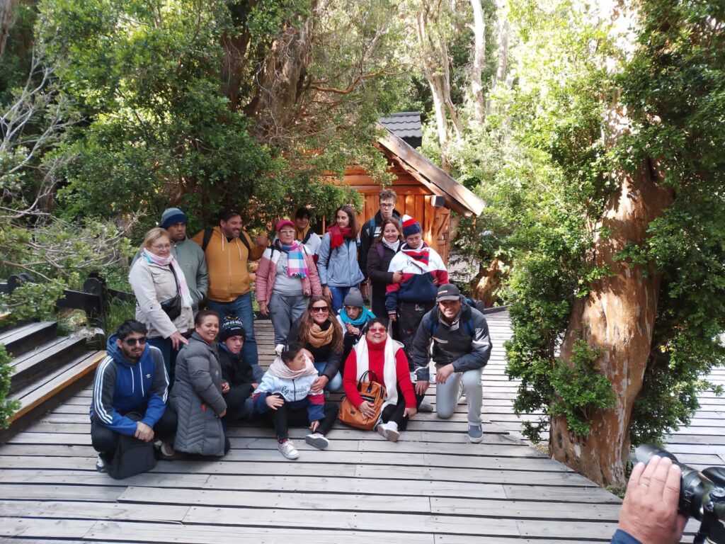 El grupo posando en las casitas de la Isla Victoria,