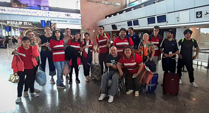 Estudiantes, padres y equipo de la escuela en el aeropuerto, listos para volar hacia Bariloche