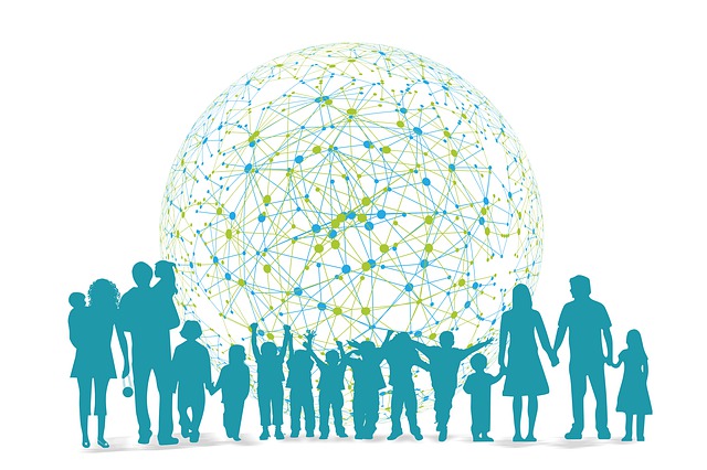 Imagen de un dibujo con un globo terráqueo con cables, y en frente un gran grupo de personas, tanto adultos como niños, sin rostro. Todo está en verde y azul.