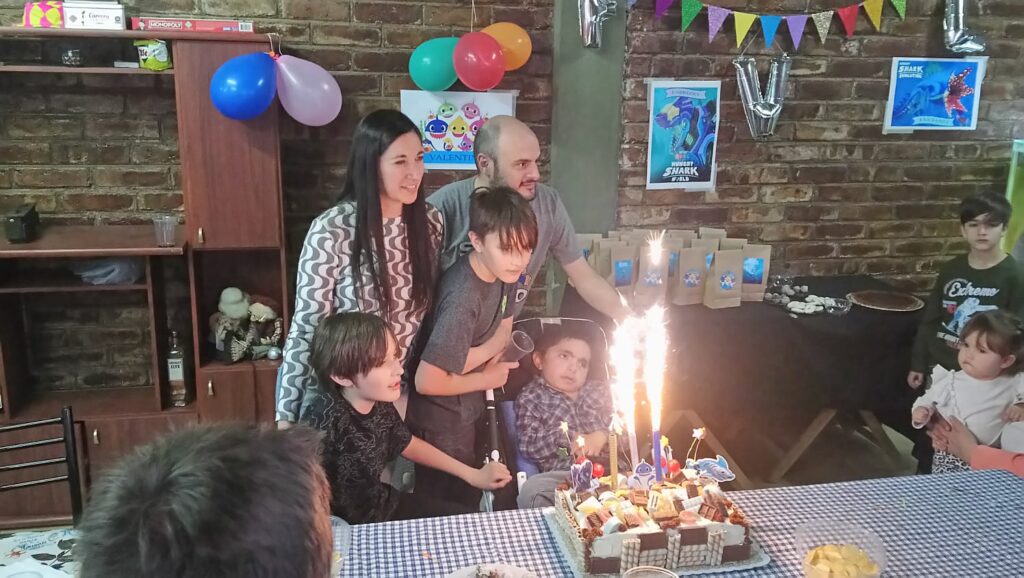 Flavia, su esposo Sebastián, los gemelos Luciano y Fabricio, 11, y Valentino, 5.