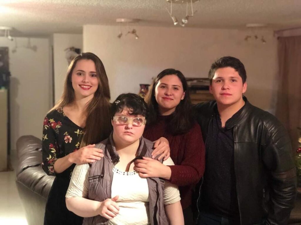 Foto de la familia de Maricarmen, de izquierda a derecha: su sobrina Ingrid Alejandra, su hija Dubhe del Carmen, su hija Ian Gretchen, y su hijo Dieter Sergio Iván.