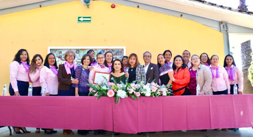 Imagen 20 personas en la fotografía, entre ellas Lorena Martínez, la directora del Instituto de Educación de Aguascalientes, Susana Martínez, directora del CAM, Irma Teresa Díaz, Jefa de Educación especial de Aguascalientes, Marta Elena Ramírez, representante de Perkins