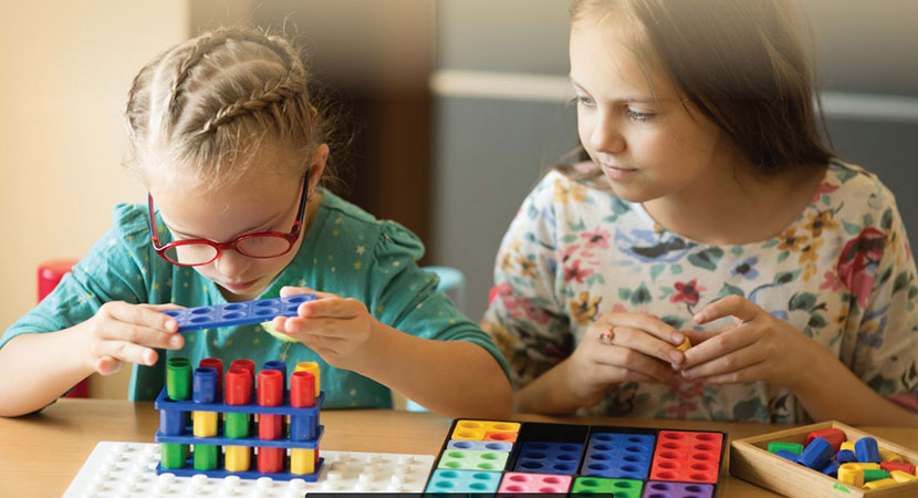 Dos niñas jugando con juguetes de colores
