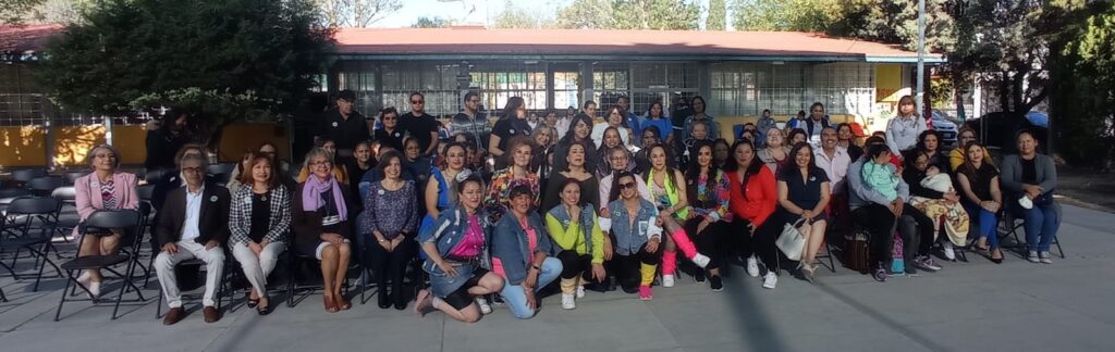 Equipo de madres y maestras e invitados a la ceremonia de entrega de reconocimiento.