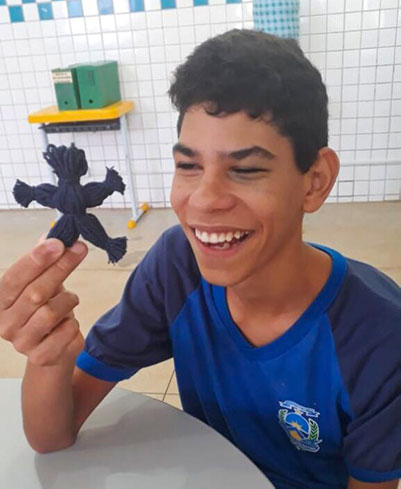 Joan Pedro brincando com uma figura de corda