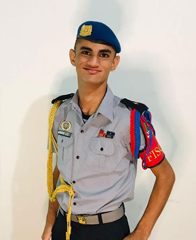 Victor Gabriel posando de farda do colégio militar em que estuda.