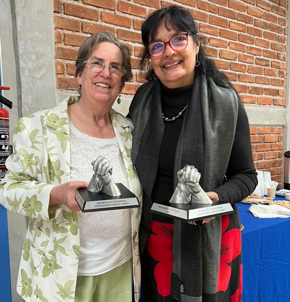 Foto de María del Carmen Galíndez a la izquierda de Alma Lorena Leyva Luna. Ambas mujeres sostienen sus estatuillas de premio otorgado, posando por una foto. 