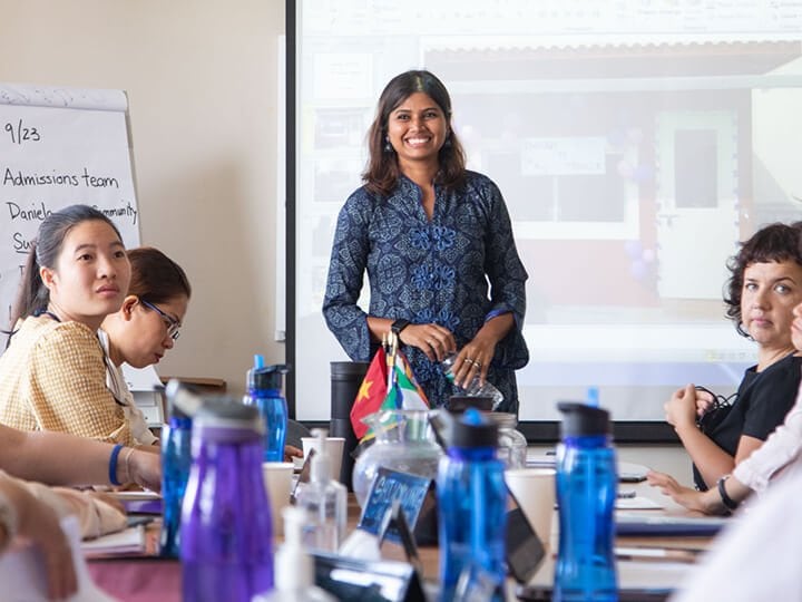 Profesora en frente a su clase