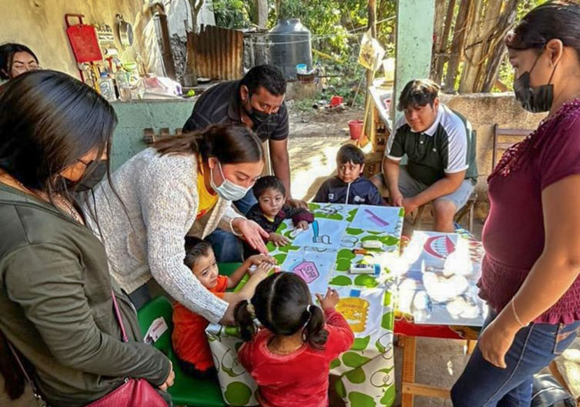 Maestros del Centro de Atención Múltiple de Tekax guían actividades para niños y sus familias.