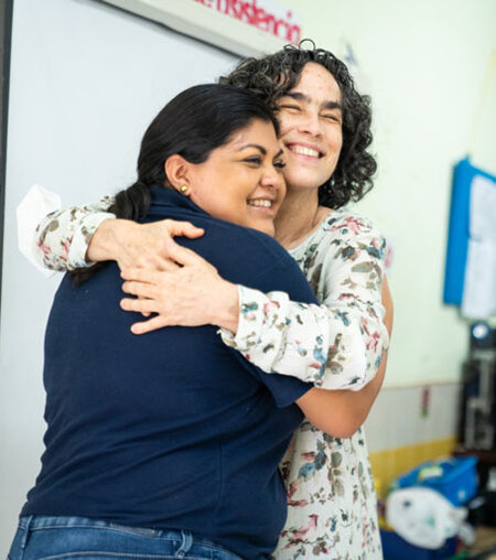 La directora Sheila y Gloria, directora de los programas de Perkins en América Latina, durante una visita a la escuela Tecoh.