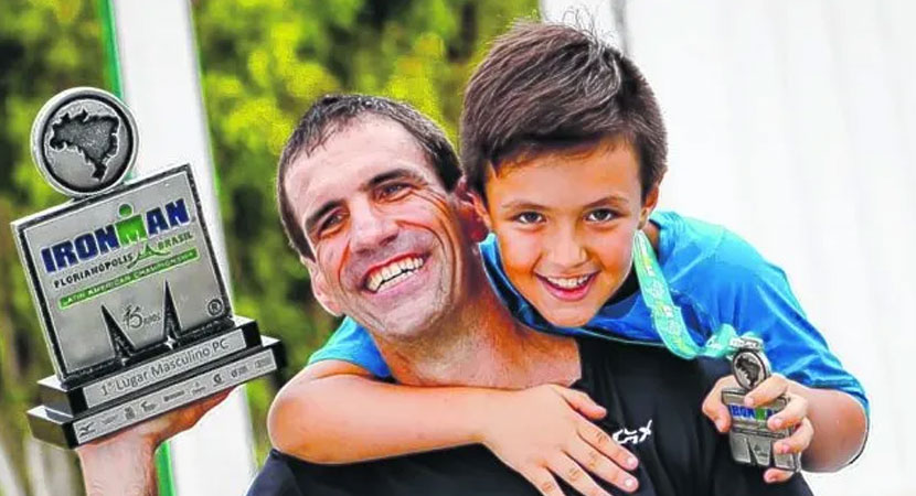 Martín Kremenchuzky con el trofeo Ironman, celebrando con su hijo Toto