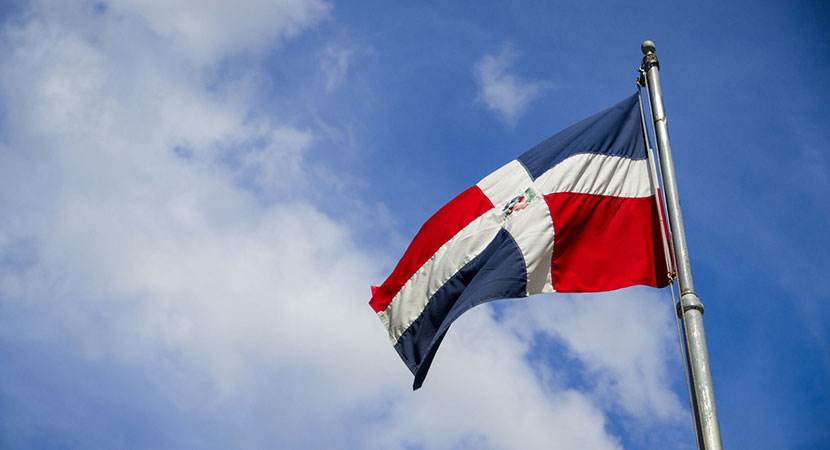 Una foto del cel azulo con una bandera de la Republica Dominicana