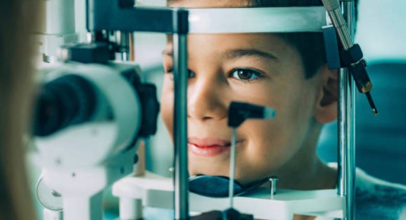 Un niño al que le examinan los ojos con instrumentos oftalmológicos