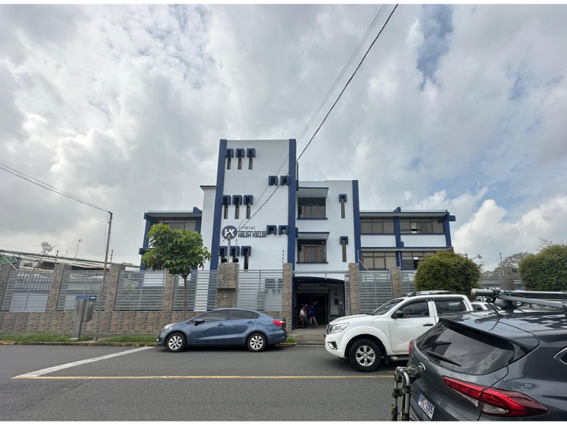 Foto de un edificio blanco con las palabras Helen Keller en frente.