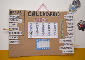 Calendario grupal que incluye fechas, días de la semana y meses.