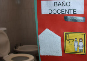 Indicadores de espacios de baño. Cada indicador tiene asignado un objeto, un pictograma y la leyenda en texto y braille