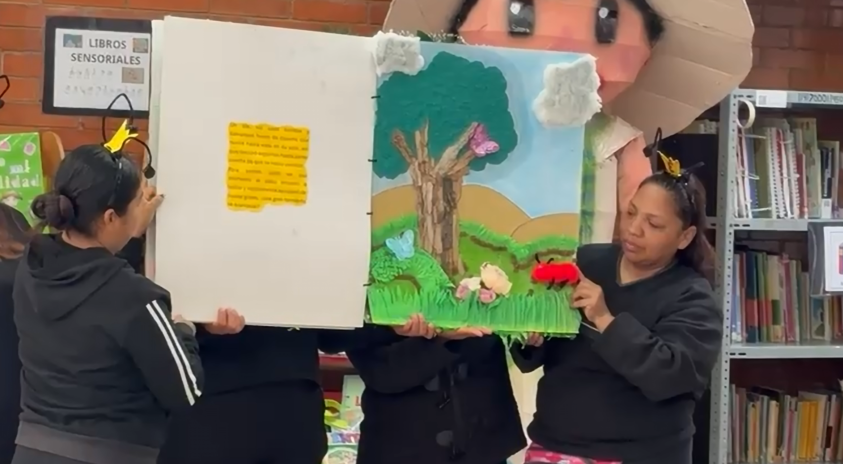 Dos madres están mostrando los cuentos realizados.