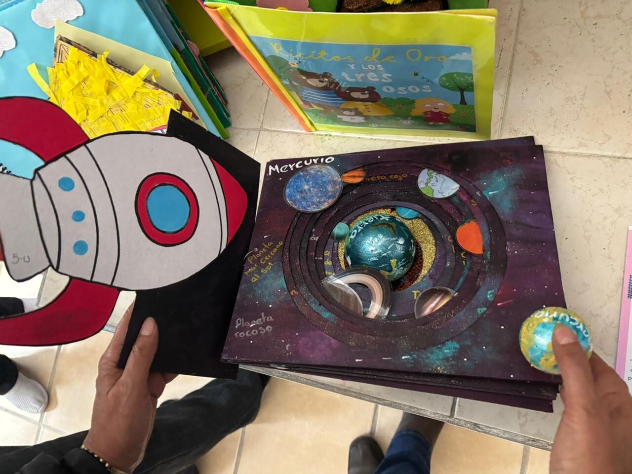 Imágen de cuento sobre las galaxias, realizado con texturas y relieves