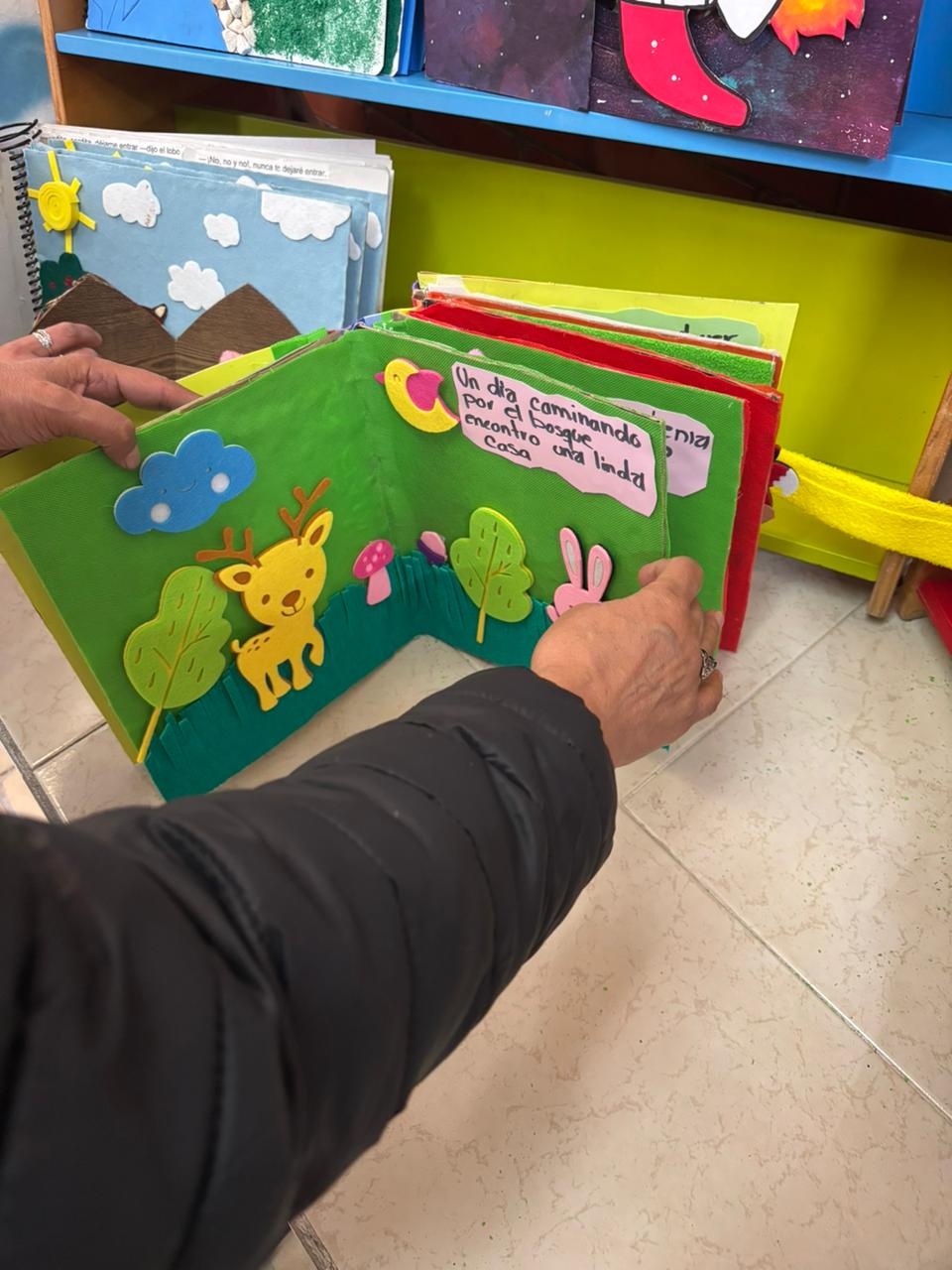 Cuento realizado con relieves en goma eva