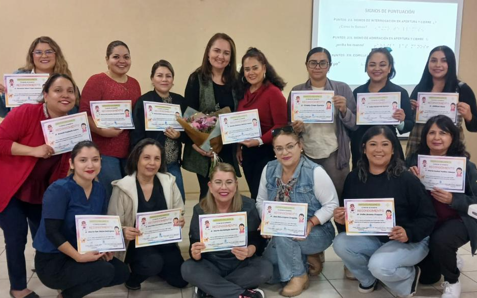 Un grupo de mujeres sostienen certificados, celebrando cierre de capacitación