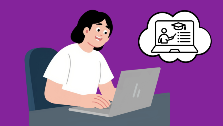 Una persona con el pelo oscuro se sienta en un escritorio utilizando un ordenador portátil y sonríe. Una burbuja de pensamiento muestra un icono de aprendizaje en línea con un profesor, un birrete de graduación y una lista de comprobación en la pantalla de un ordenador portátil. El fondo es morado.