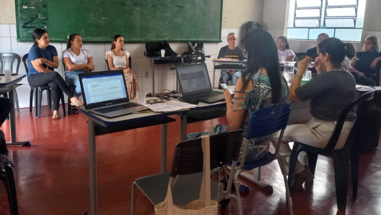 Registro de uma reunião de avaliação colaborativa durante a implementação dos Indicadores de Qualidade da Perkins. Professores, equipe gestora, representantes das famílias e equipe técnica da Secretaria de Educação analisam suas práticas e definem prioridades para fortalecer a qualidade educacional. Escola Bernardo Sayão, Suzano 2024.