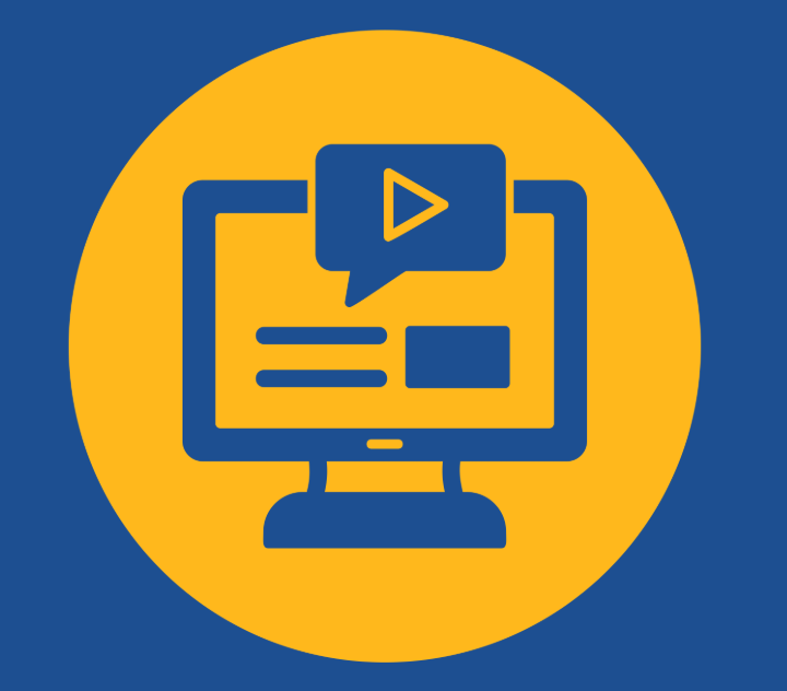 Icono azul de un monitor de ordenador con un globo de diálogo y un botón de reproducción, sobre un fondo circular amarillo. La pantalla muestra líneas de texto y un rectángulo, lo que sugiere medios en línea o aprendizaje electrónico.