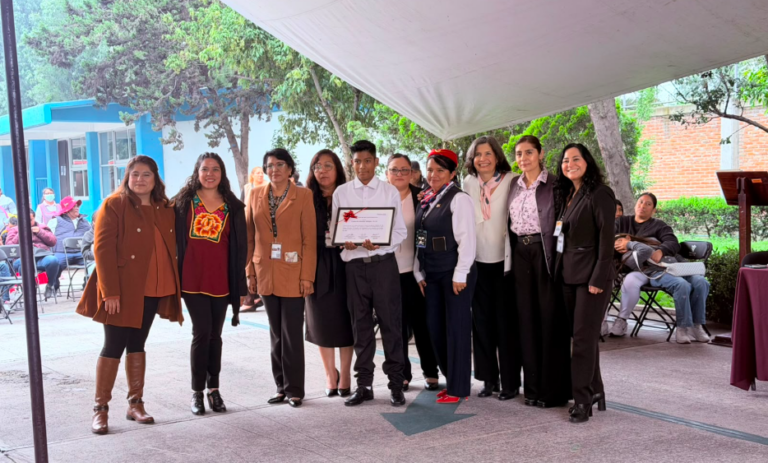 Equipo Perkins México, comunidad escolar del CAM 66 (autoridades educativas, docentes, familias y estudiantes) sosteniendo con orgullo el reconocimiento de certificación como Escuela Modelo, sonriendo a la cámara.